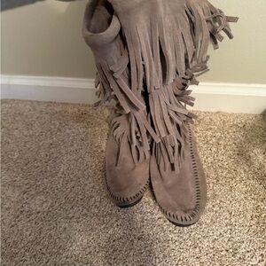 Minnetonka  Fringe Suede Boots - Tan size 6 not 5